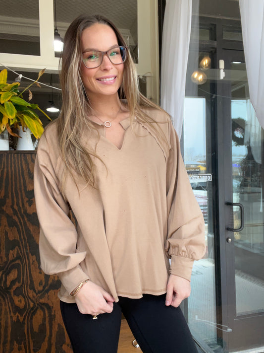 Relaxed exposed seam top